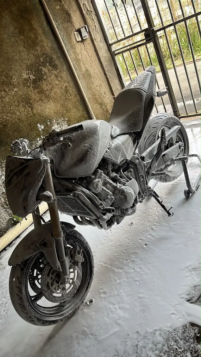 Moto com espuma em uma garagem