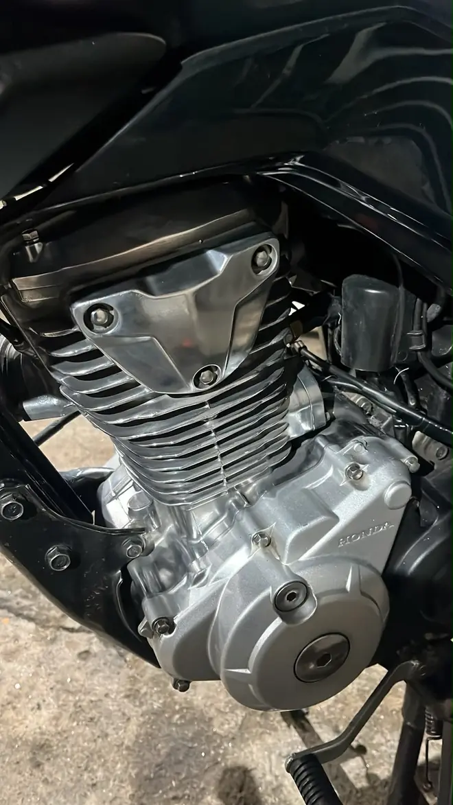 Detalhe de um motor de moto com aletas de resfriamento