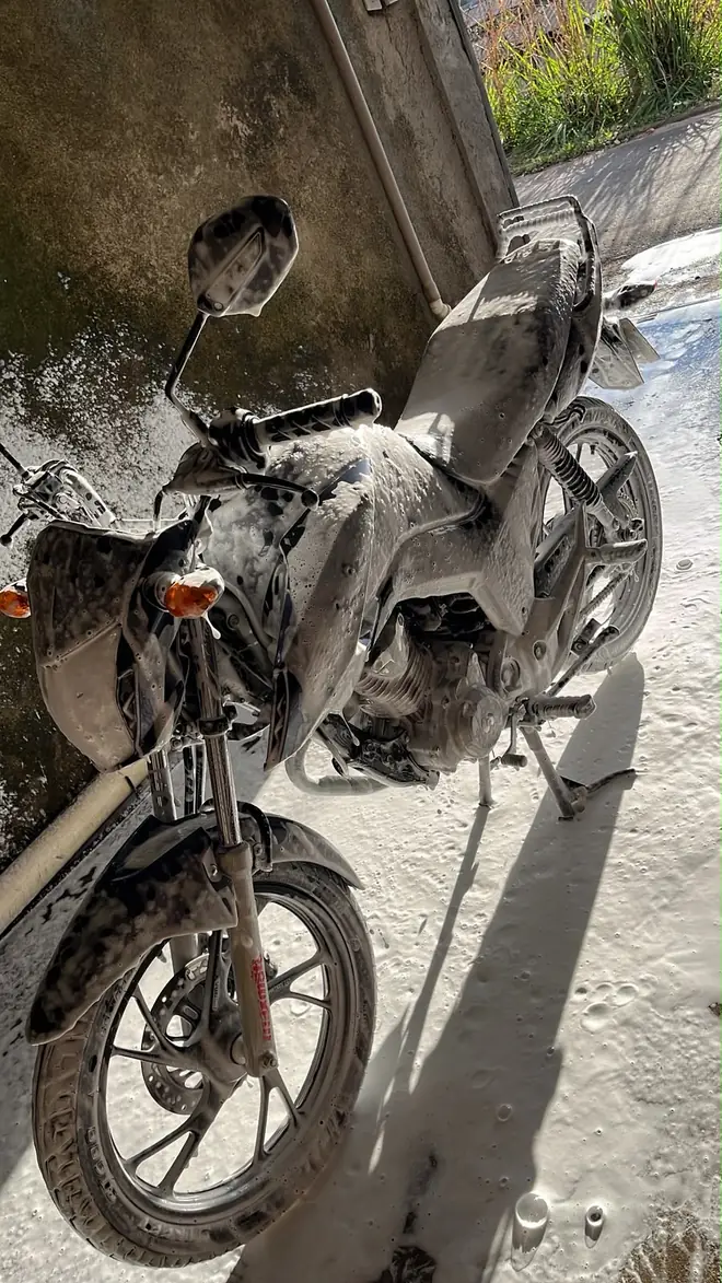 Moto com espuma, roda dianteira em primeiro plano