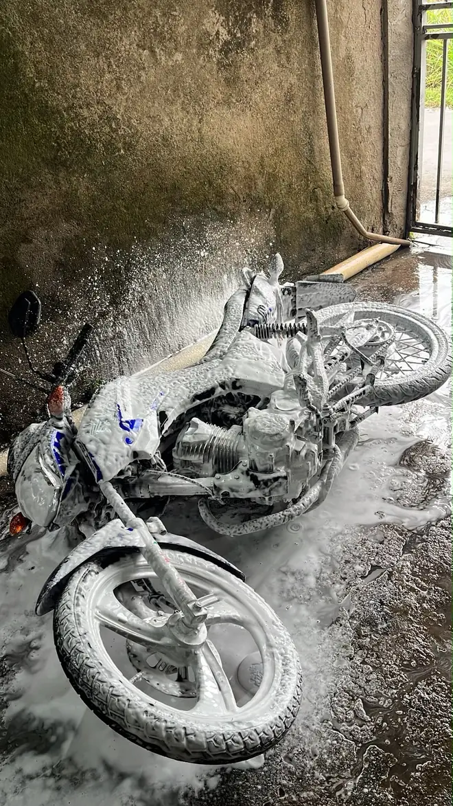 Moto com espuma vista de cima