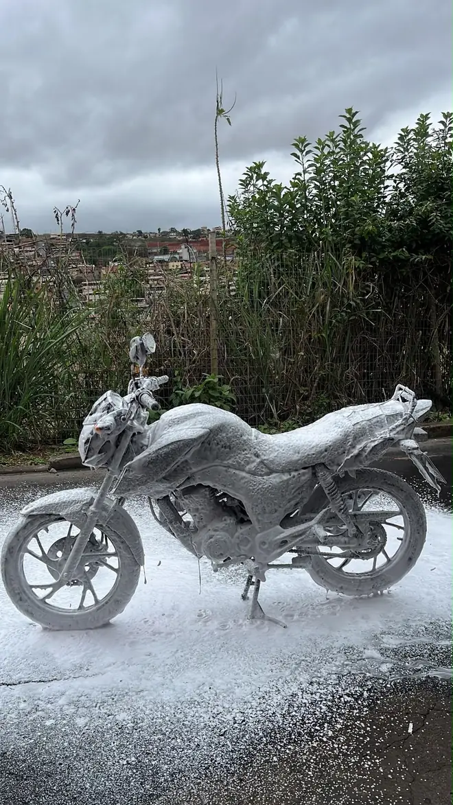 Moto coberta de espuma ao ar livre