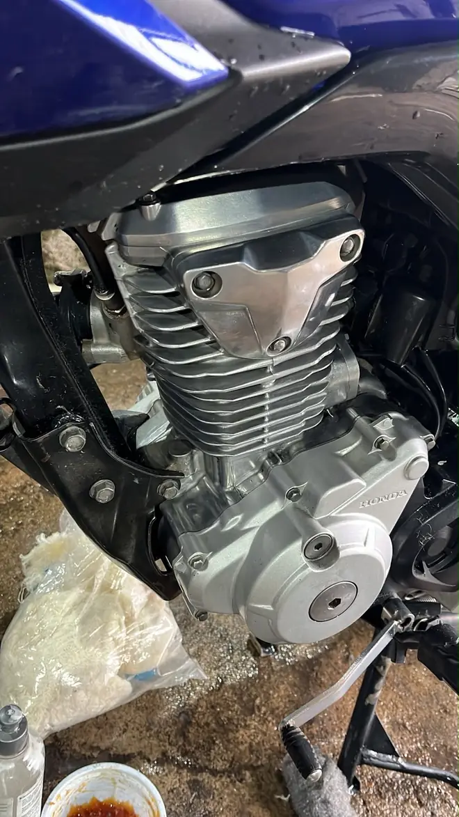 Motor de moto limpo, com tanque azul ao fundo