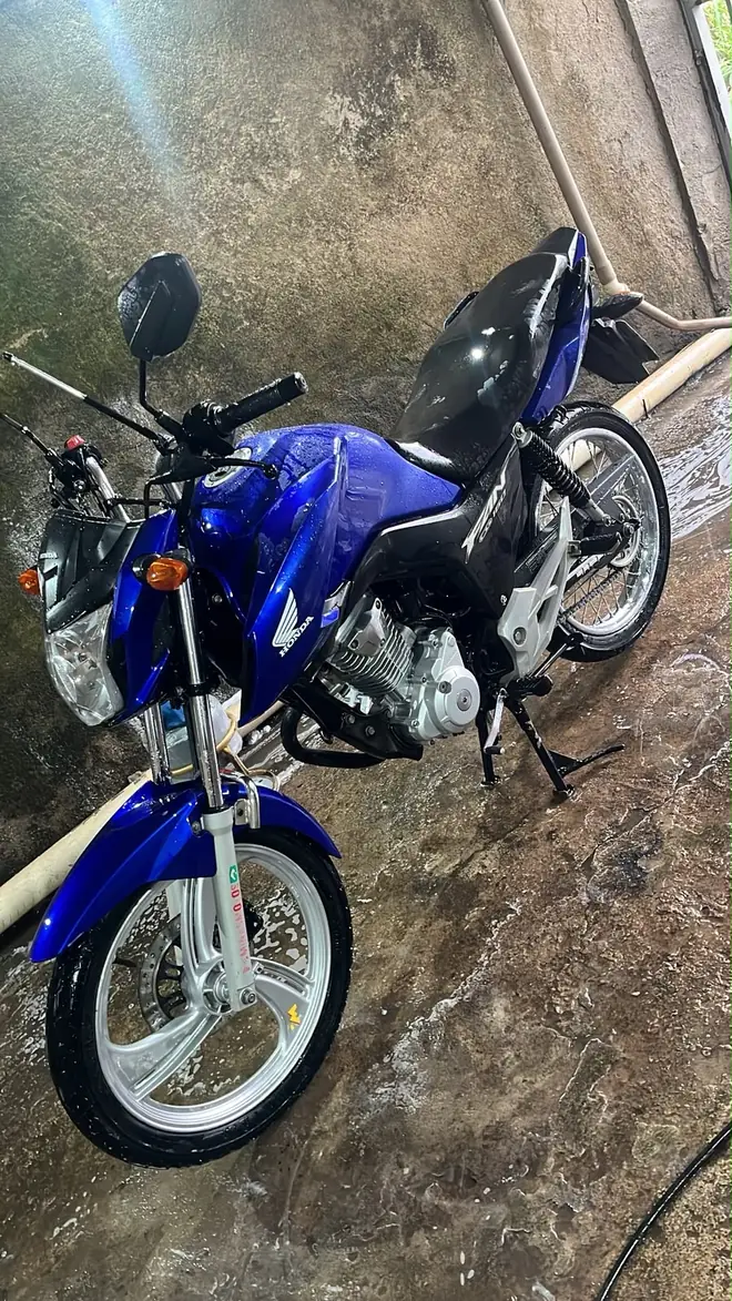 Moto azul com rodas prateadas
