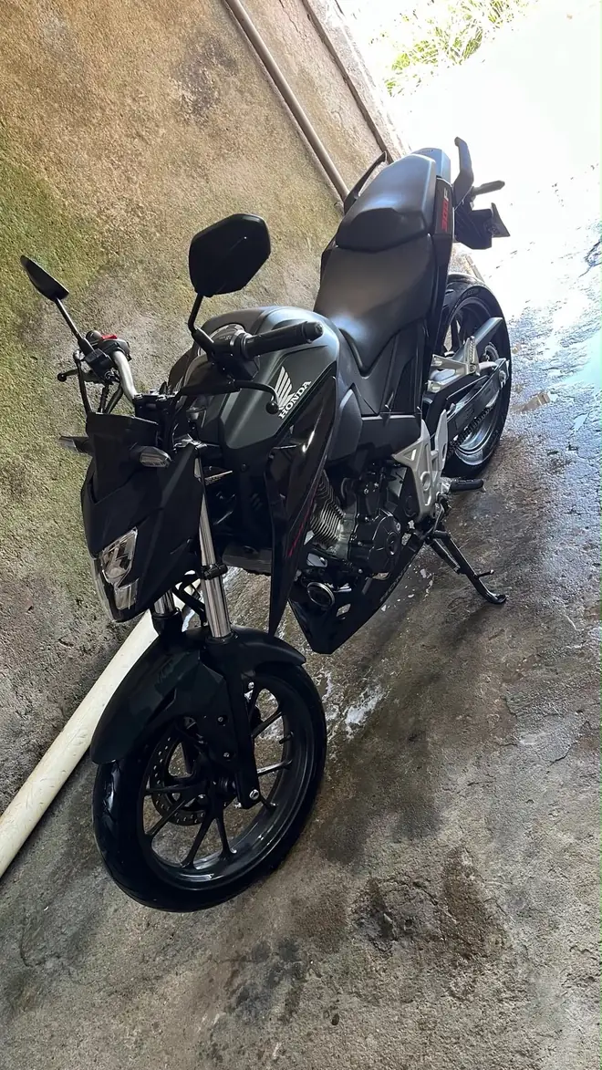 Moto preta na garagem