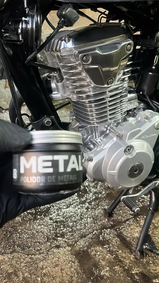 Motor de moto limpo com um pote de polidor de metais ao lado