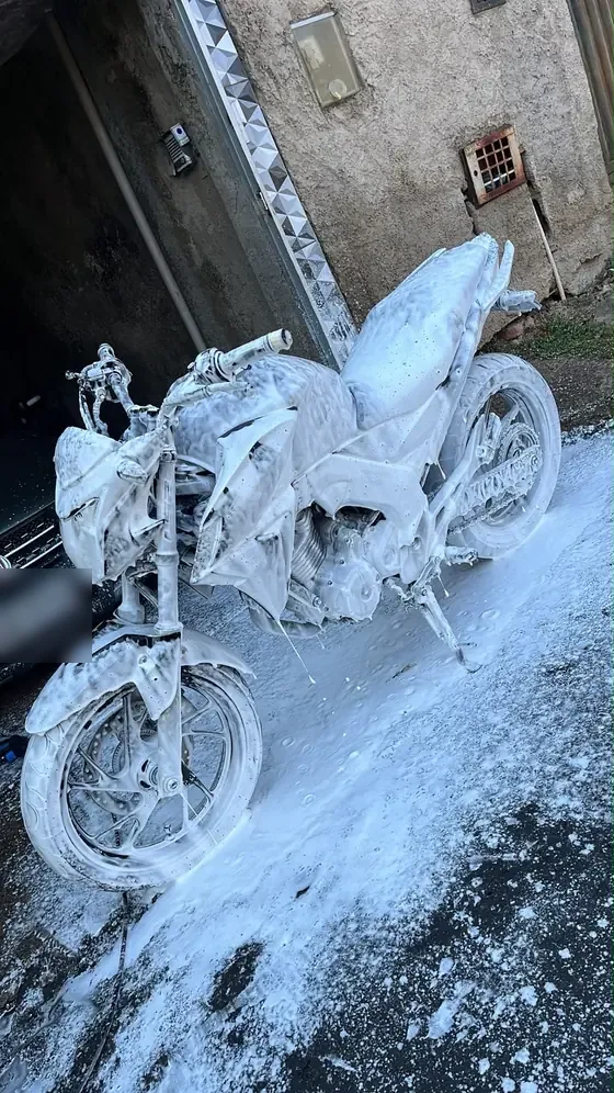 Moto coberta de espuma branca durante a lavagem